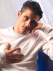 Gorgeous twink jerks off his ass ripper for the cam