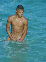 Sporty latino twink rubs his muscled ass outdoors